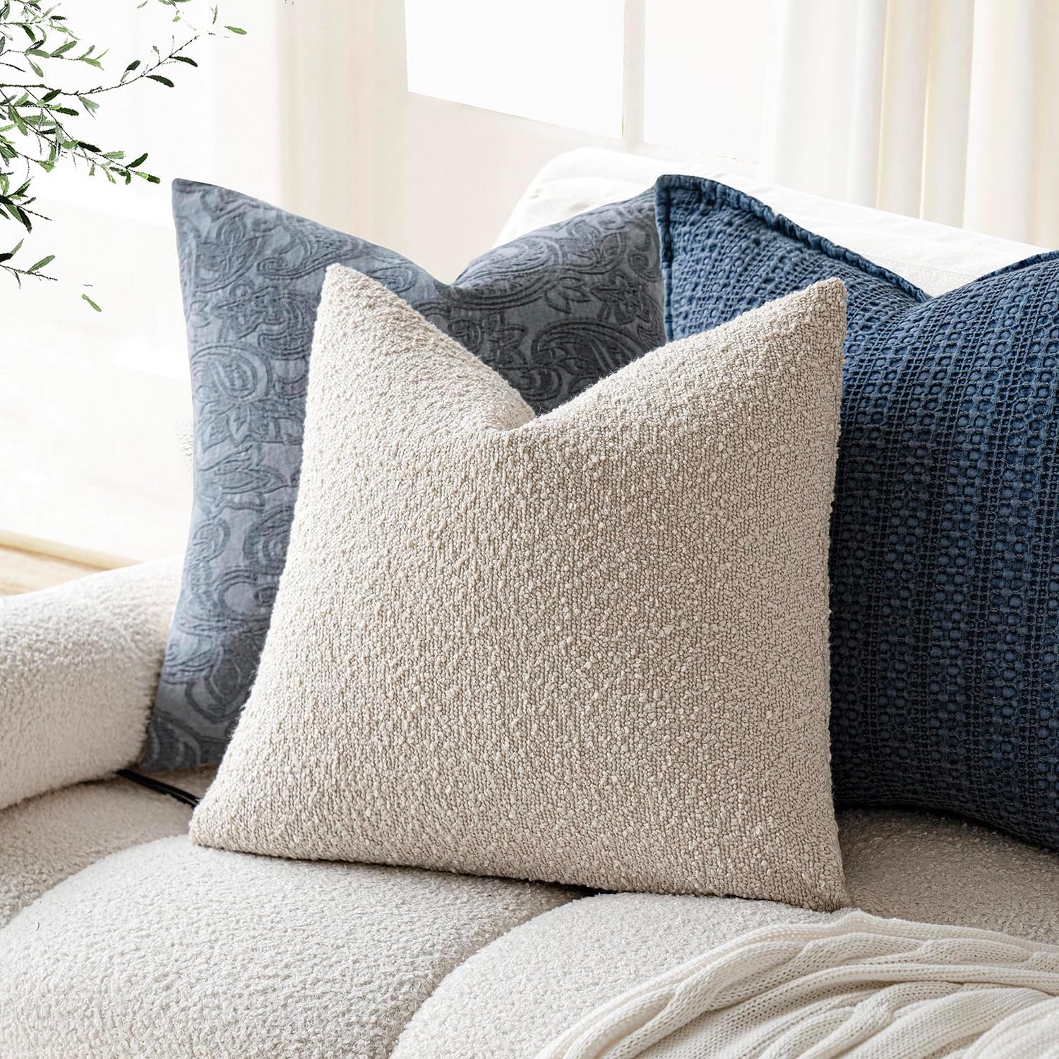 Detalle de Foindtower 2-Pack Boucle Pillow Covers in Ivory Beige, 24 x 24 Inches