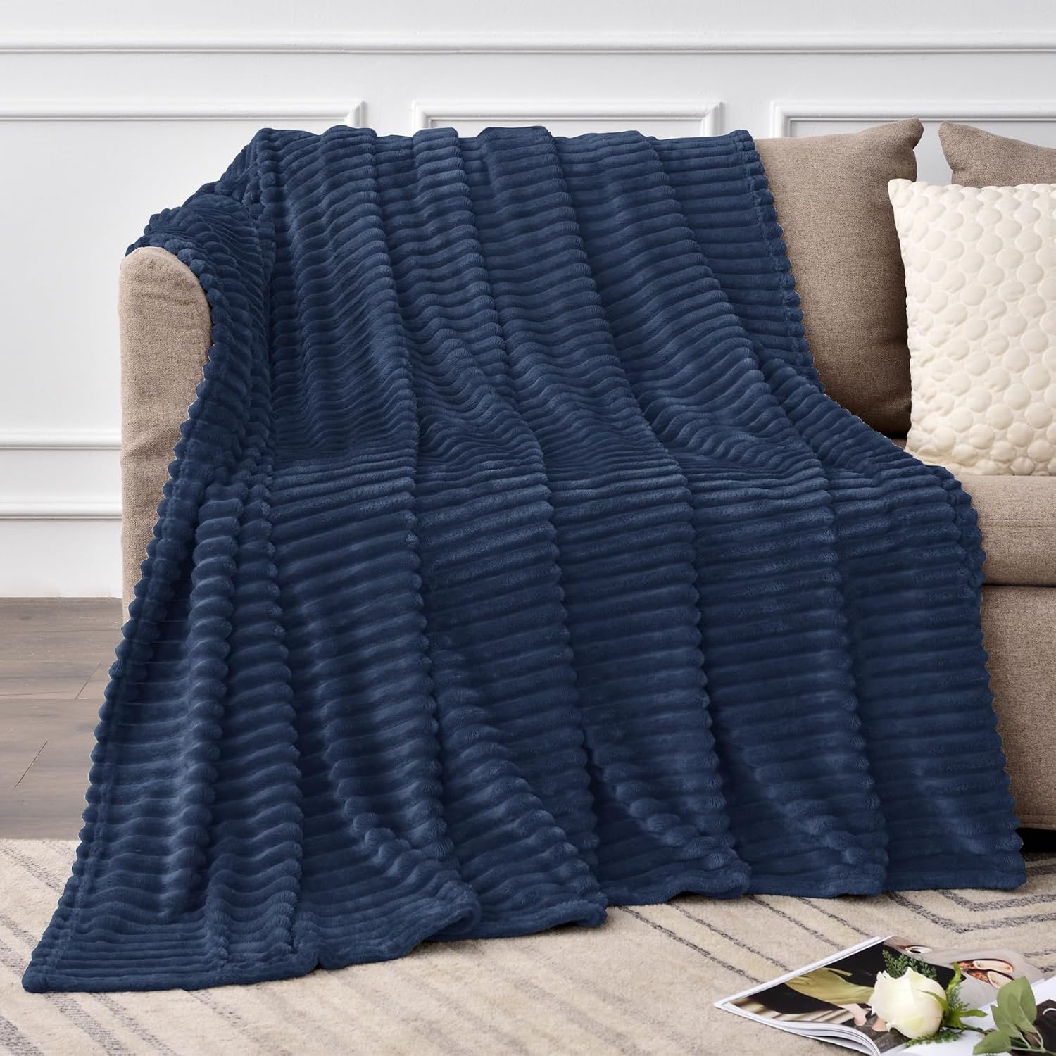 Detalle 2 de BEDELITE 50x60 Navy Blue Fleece Throw Blanket 🛋