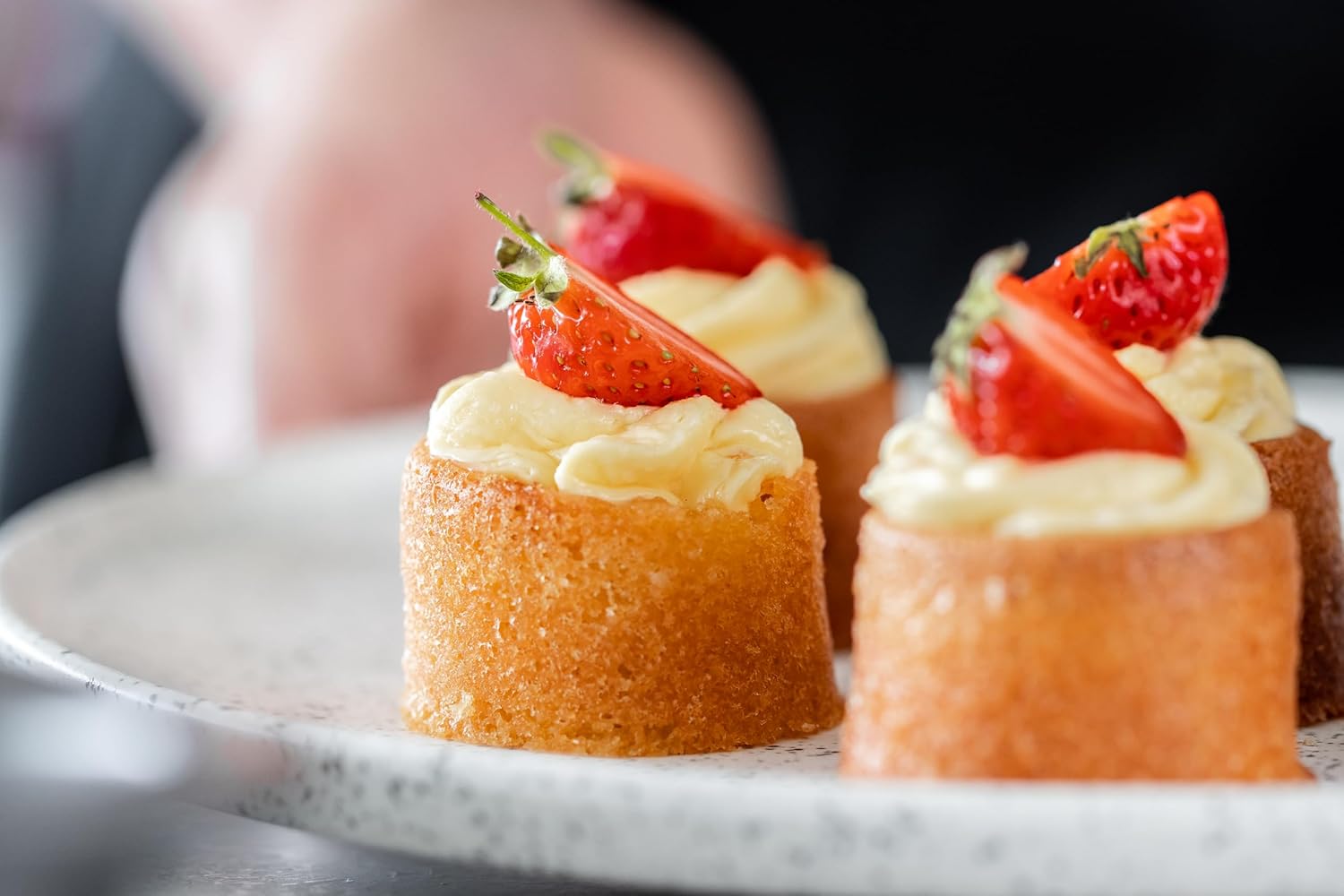 Thumbnail 2 de Chicago Metallic Professional non-stick hollow mini cupcake tin (20 cups) 27 x 35 cm, grey