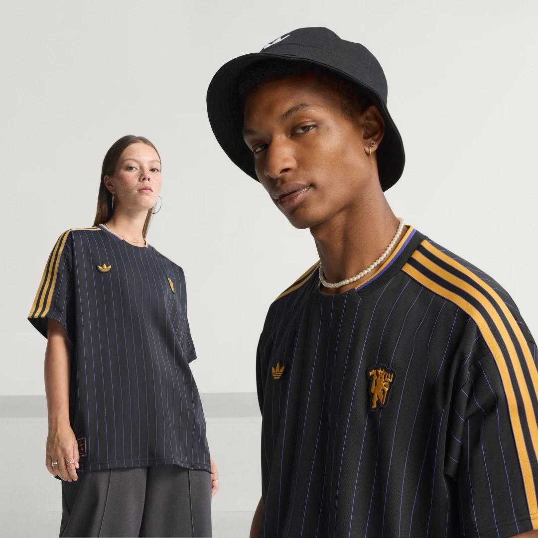 Detalle de Camiseta Terrace Icons Manchester United de Adidas - color Negro