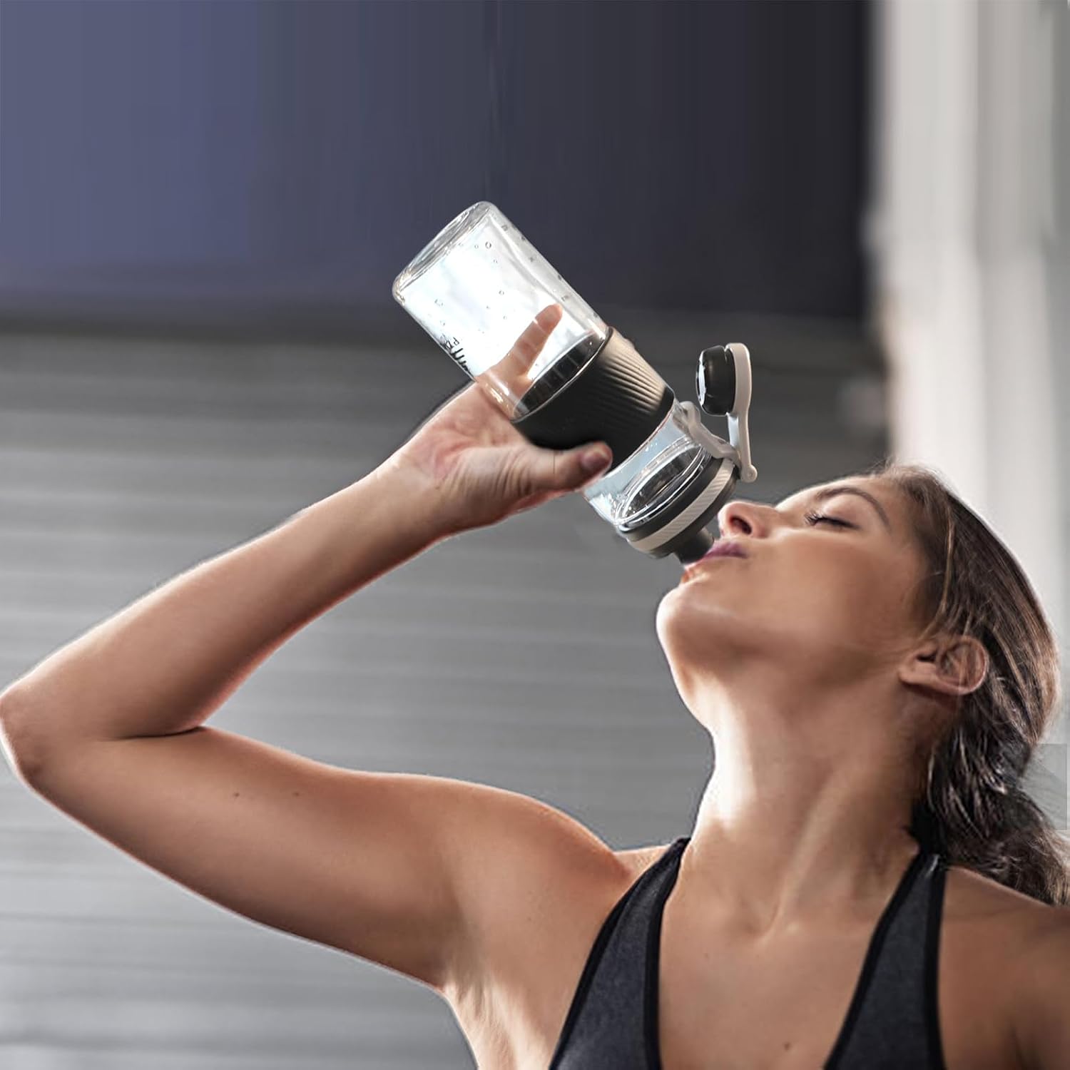Detalle de OUOUMUF Protein Shaker Bottle with Mixball Blender 700ml