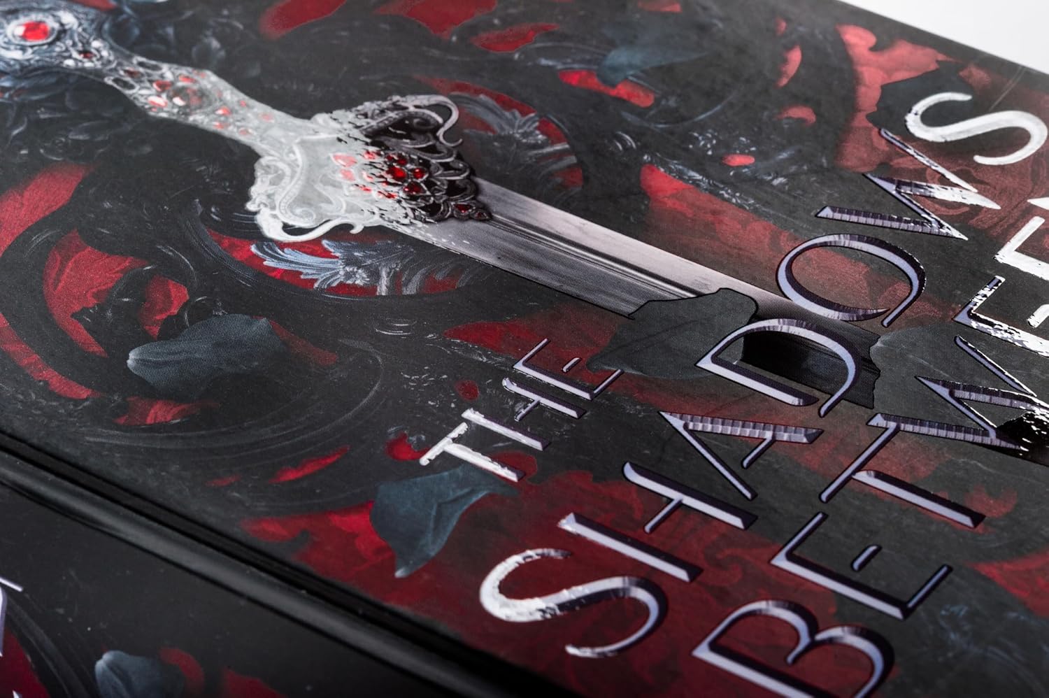 Detalle de The Shadows Between Us – Limited-edition fantasy novel with coloured page edges