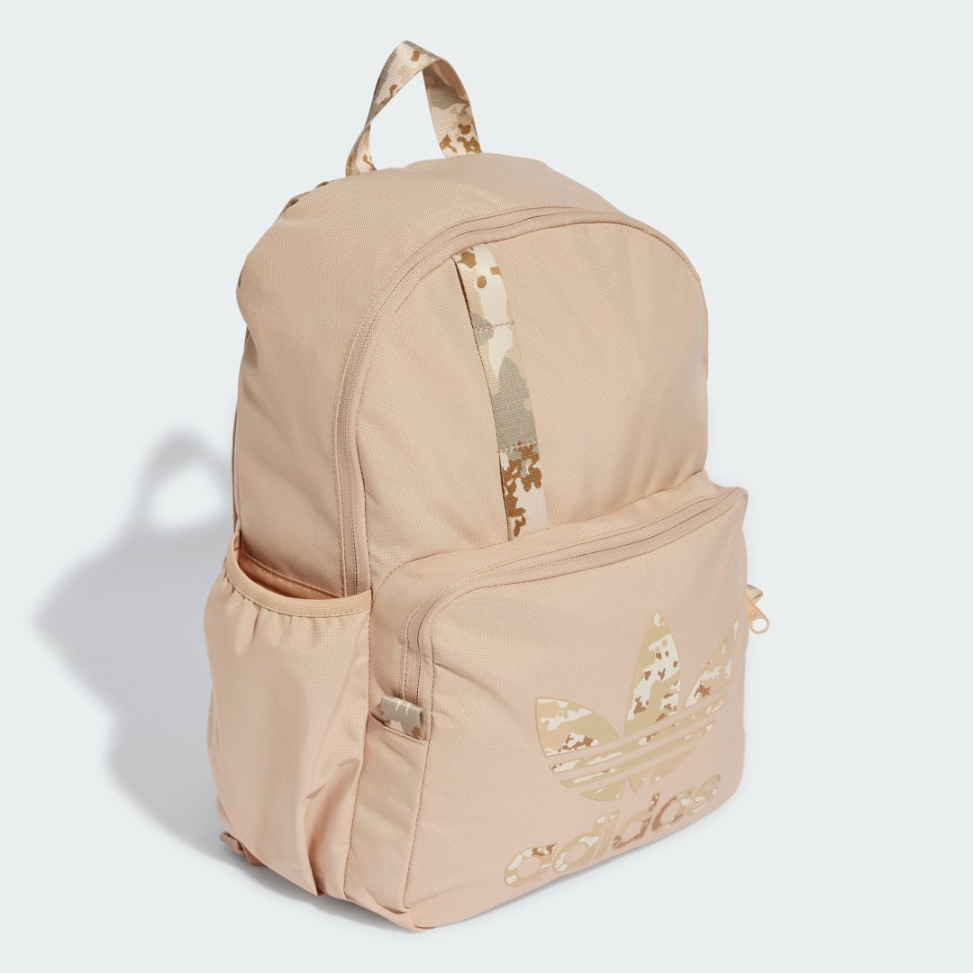 Detalle de Mochila Camo Beige de Adidas: versátil y discreta para el día a día