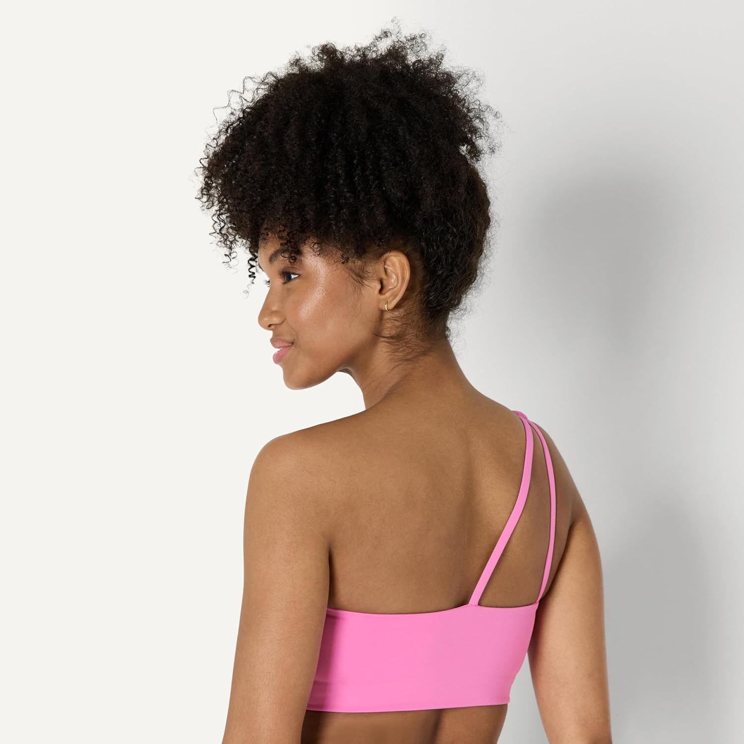 Thumbnail 2 de Amazon Essentials Damen Active FormFlex Sport-BH „Buttery Soft“ mit One-Shoulder-Trägern und Riemchenrücken (leicht stützend)