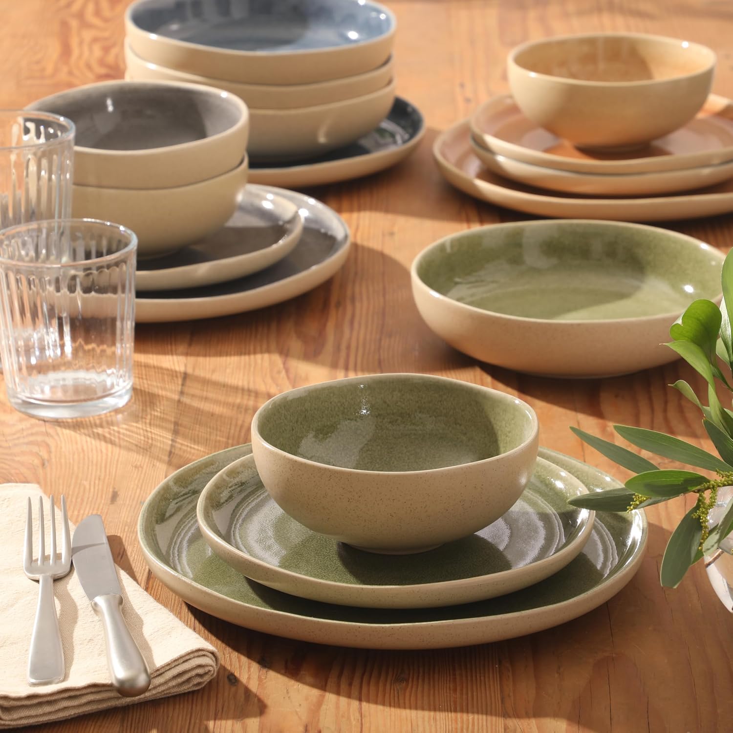 Detalle de Gibson Elite Manila Bay 16-Piece Stoneware Dinnerware Set, Service for 4