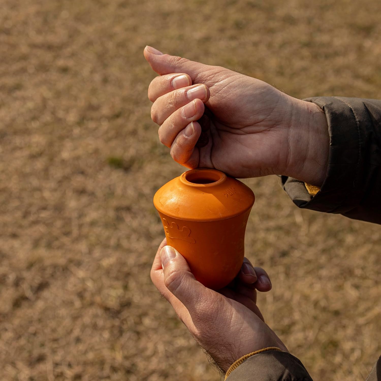 Detalle 2 de Ferplast Crazy Bell – jouet distributeur de croquettes en caoutchouc naturel, arôme poulet (orange)