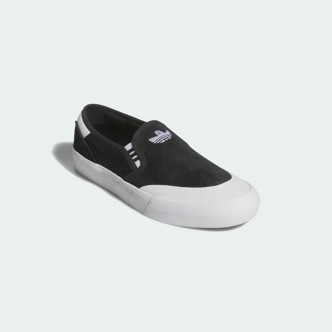 Detalle de Zapatilla sin cordones SHMOOOFOIL de Adidas: comodidad urbana en negro