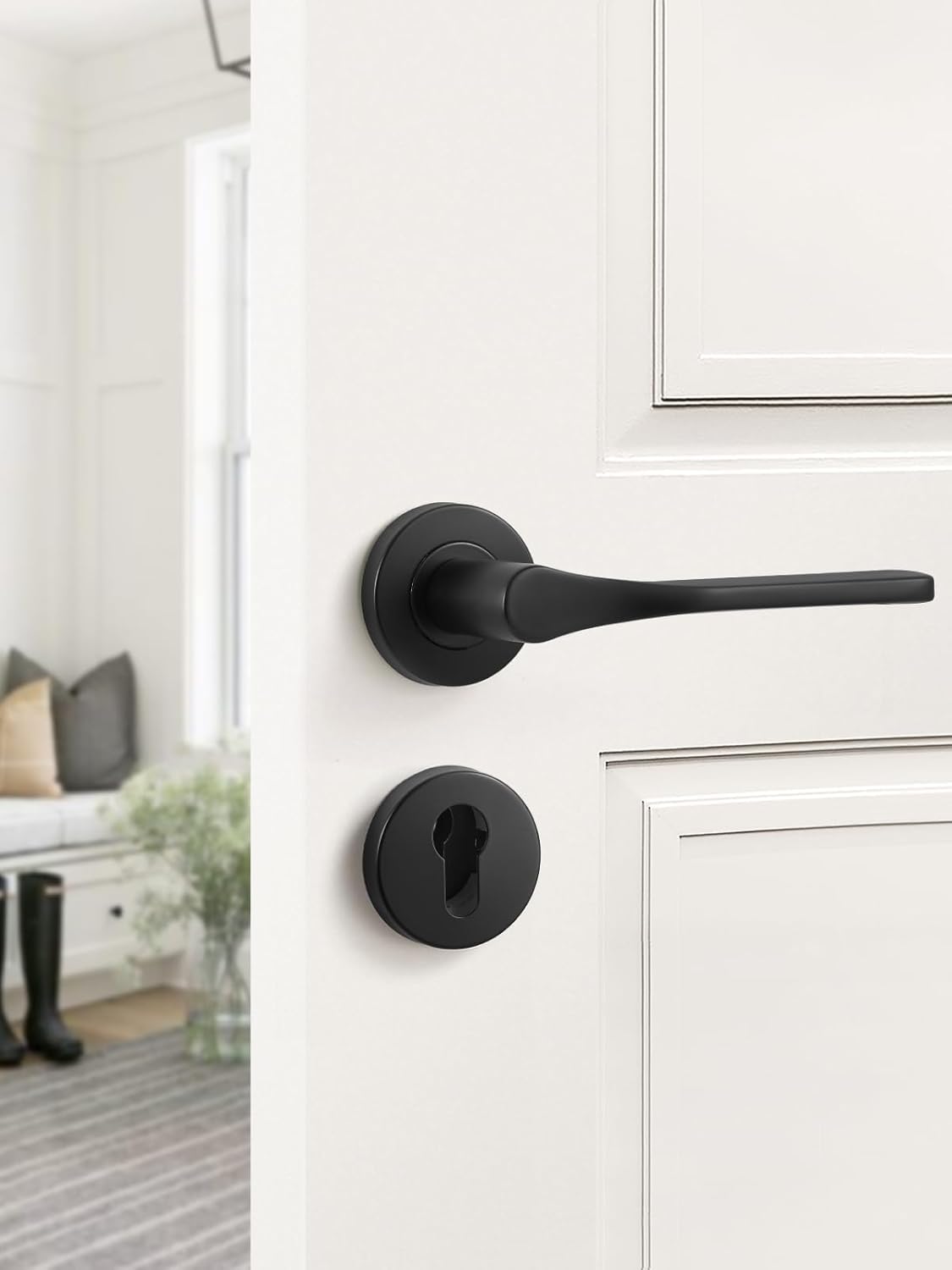 Detalle de Poignée de porte SORWDUERM noire mate en acier inoxydable, en forme de L avec rosace ronde