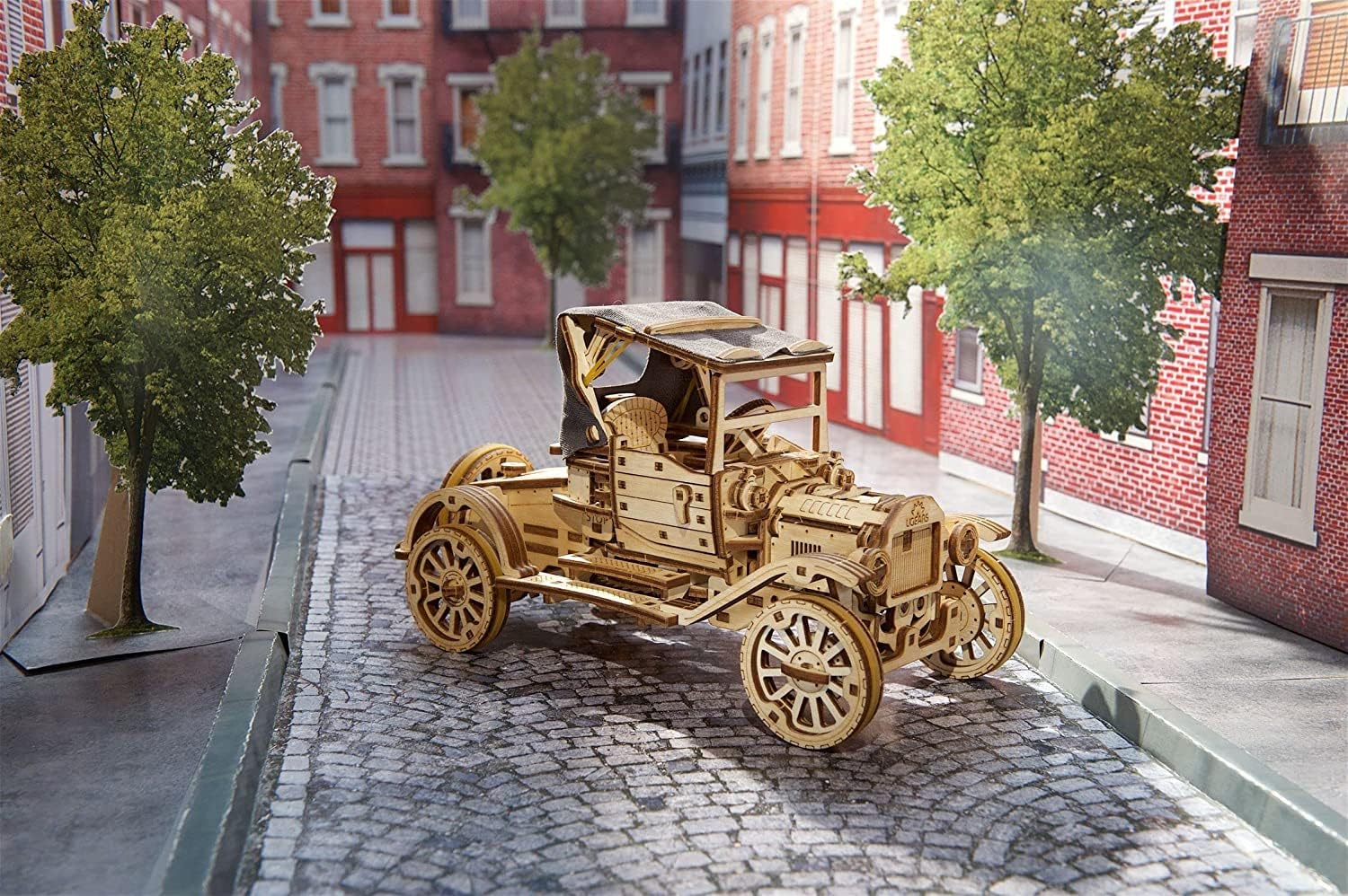 Thumbnail 4 de UGEARS Classic Model Car Kit — puzzle 3D en bois rétro avec toit pliant et moteur fonctionnel à 4 cylindres