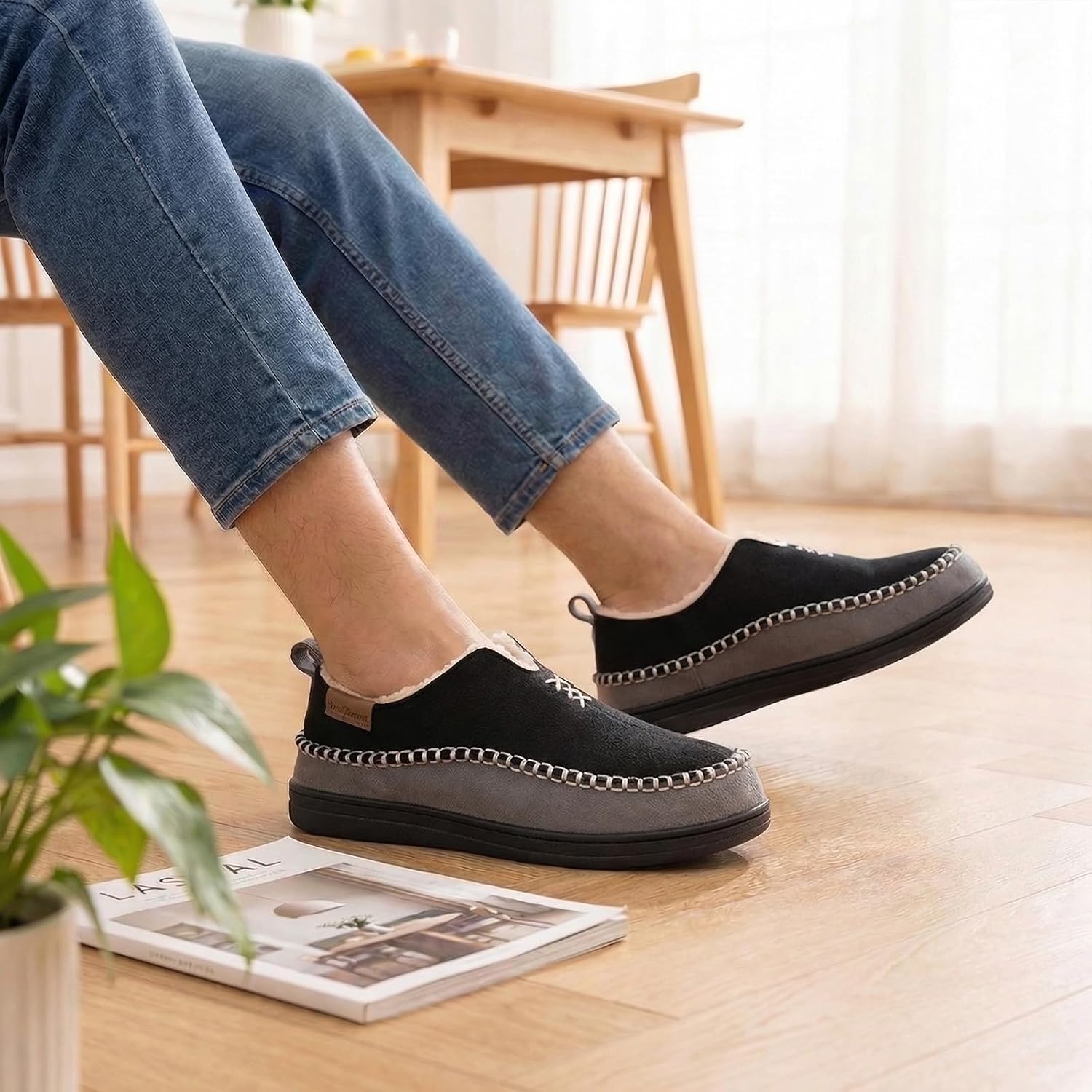Detalle 2 de EverFoams Men’s Micro Suede Memory Foam Moccasin Slippers with Fuzzy Sherpa Lining