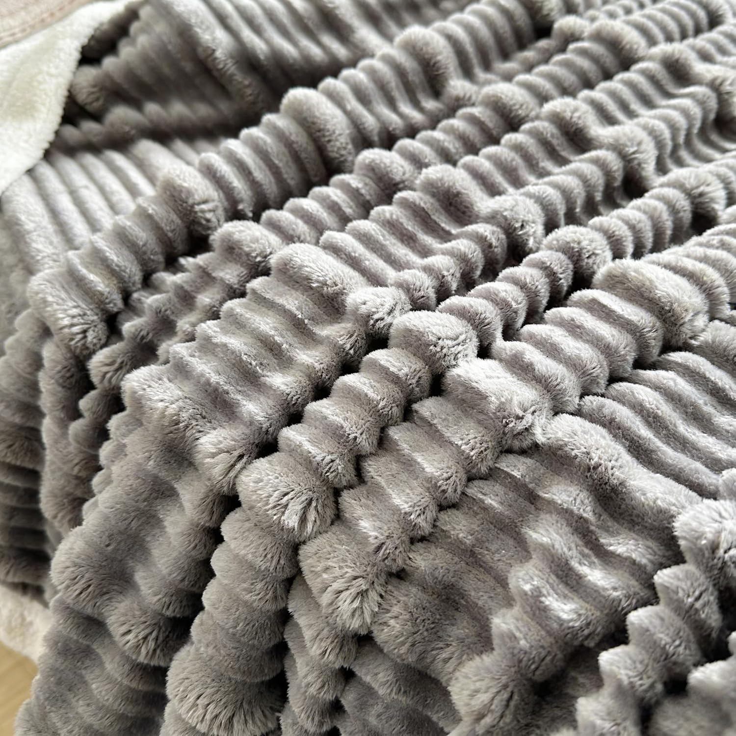 Thumbnail 3 de Generic Sherpa Fleece Throw Double Size 150x200cm in Dark Grey – super-soft striped reversible blanket