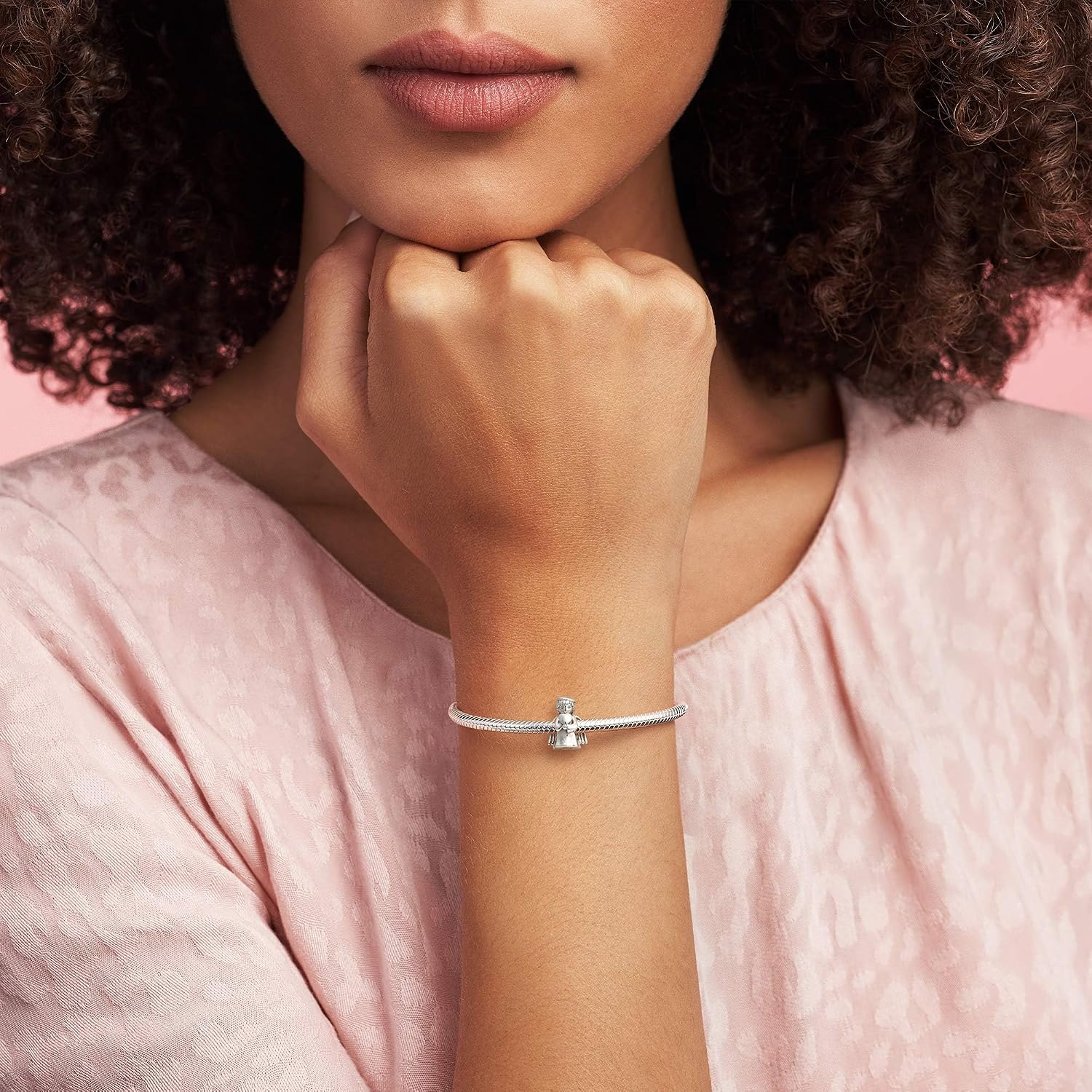 Detalle de PANDORA Charm „Engel der Liebe“ 798413C00 – Schutzengel aus Sterling-Silber