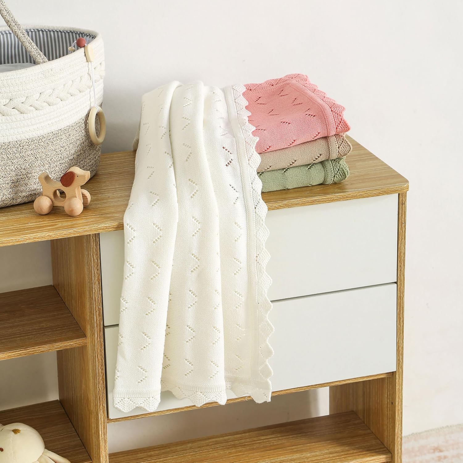 Detalle 2 de Loyfoky cellular cotton baby blanket (100x80cm) – breathable cot & pram swaddle in khaki