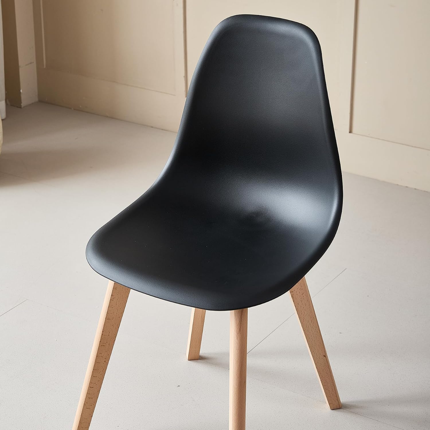 Detalle 2 de BenyLed set van 4 eetkamerstoelen met zwarte PP-zitting en beukenhouten poten