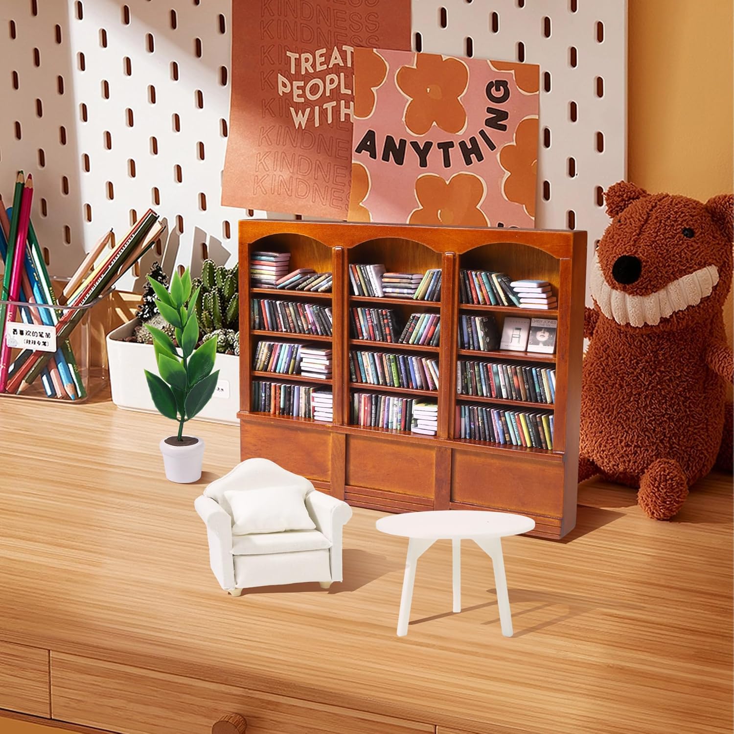 Detalle de DIYDEC Mini Bookshelf with 240 Mini Books + Sofa Desk Plant Ornament