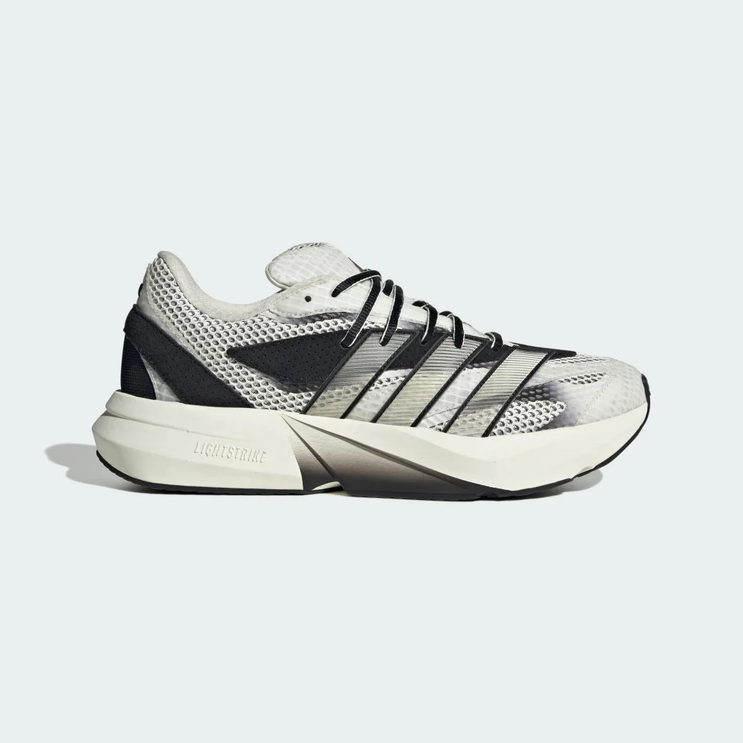 Detalle de ZAPATILLA LIGHTBLAZE de Adidas – Blanqueada y versátil para el día a día