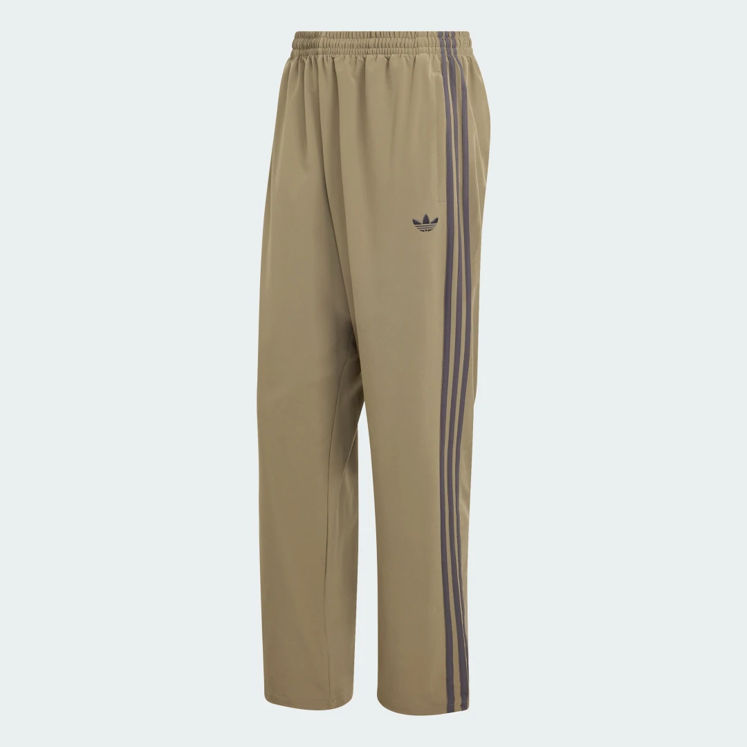 Detalle 2 de Pantalón de entrenamiento adidas Adicolor: tejido técnico en marrón