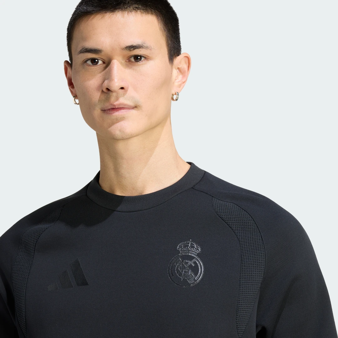 Detalle 2 de Sudadera Tiro Travel Crew del Real Madrid – Adidas