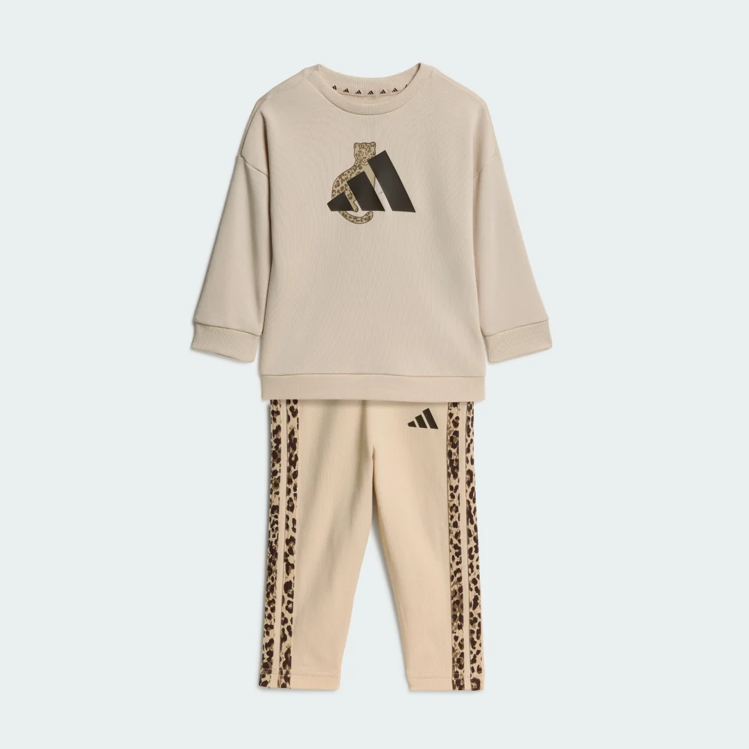Detalle de Conjunto Adidas con mallas y estampado animal – Beige