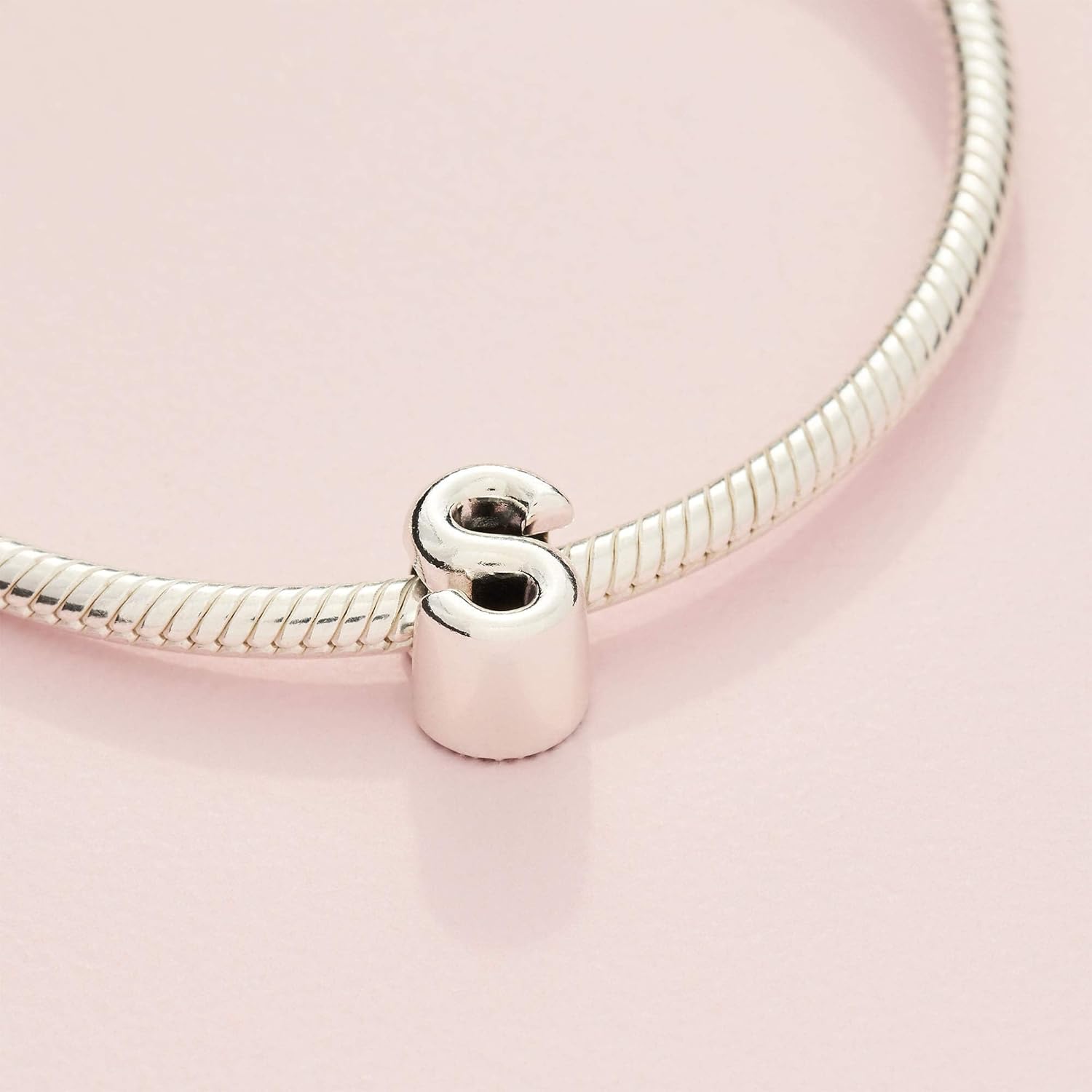 Detalle de Pandora Colgante de plata con la letra S de PANDORA – compatible con Pandora Moments