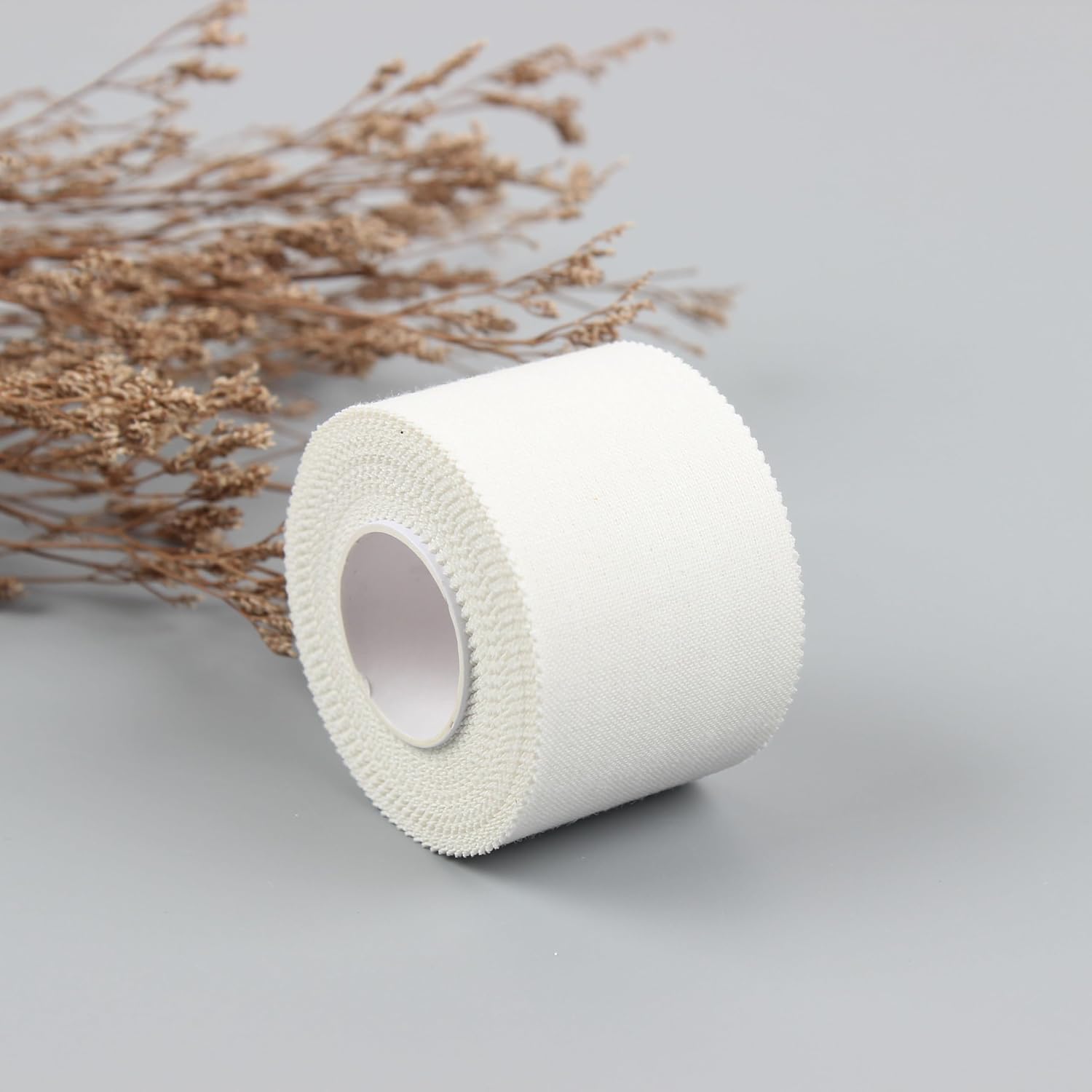 Detalle 2 de GTAGKOMMEN 4 Rotoli Tape sportivo: nastro fasciature 3,8 cm x 10 m, bianco cotone