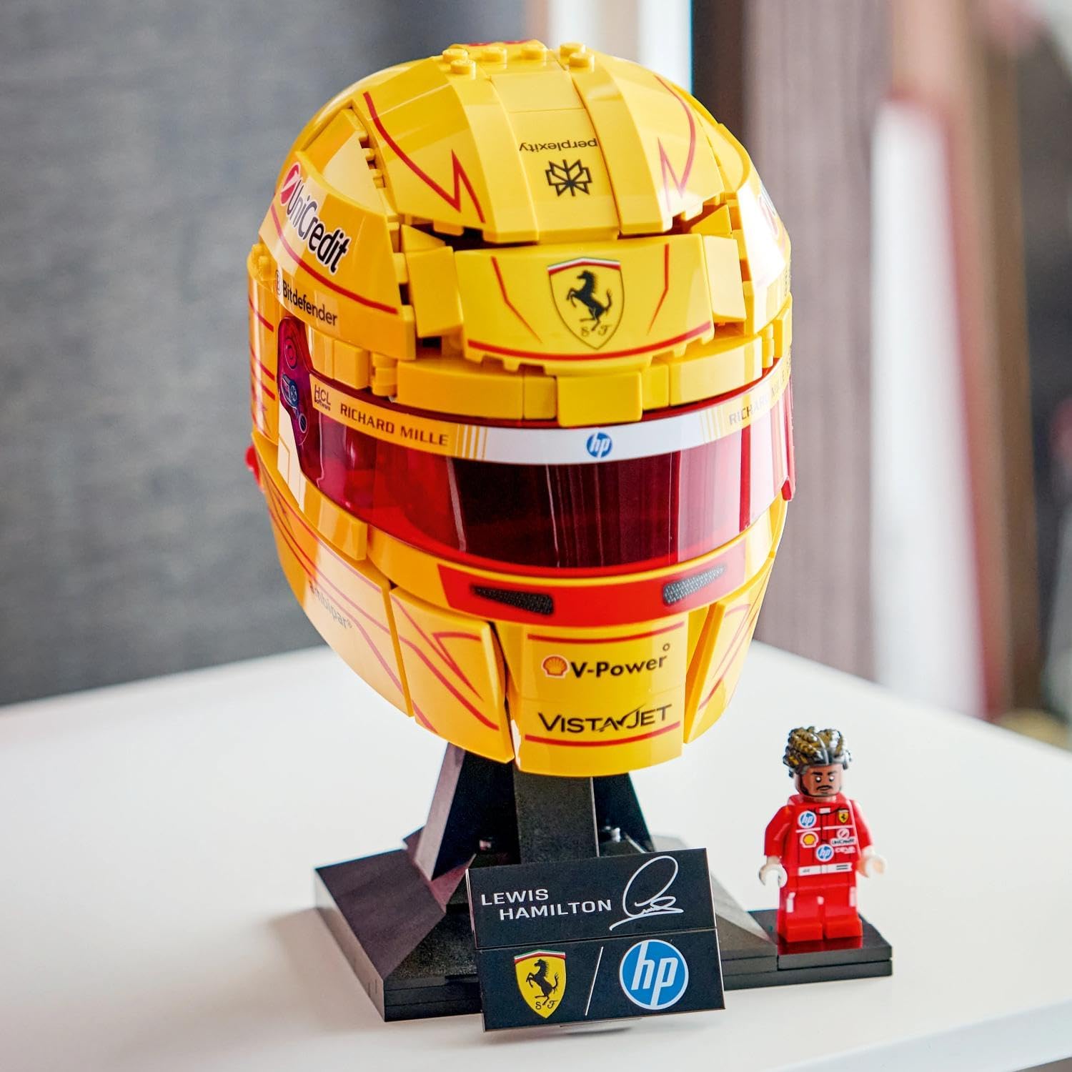 Detalle de LEGO Editions Scuderia Ferrari HP Lewis Hamilton Helmet (43022) – Modello da Esposizione con Minifigure