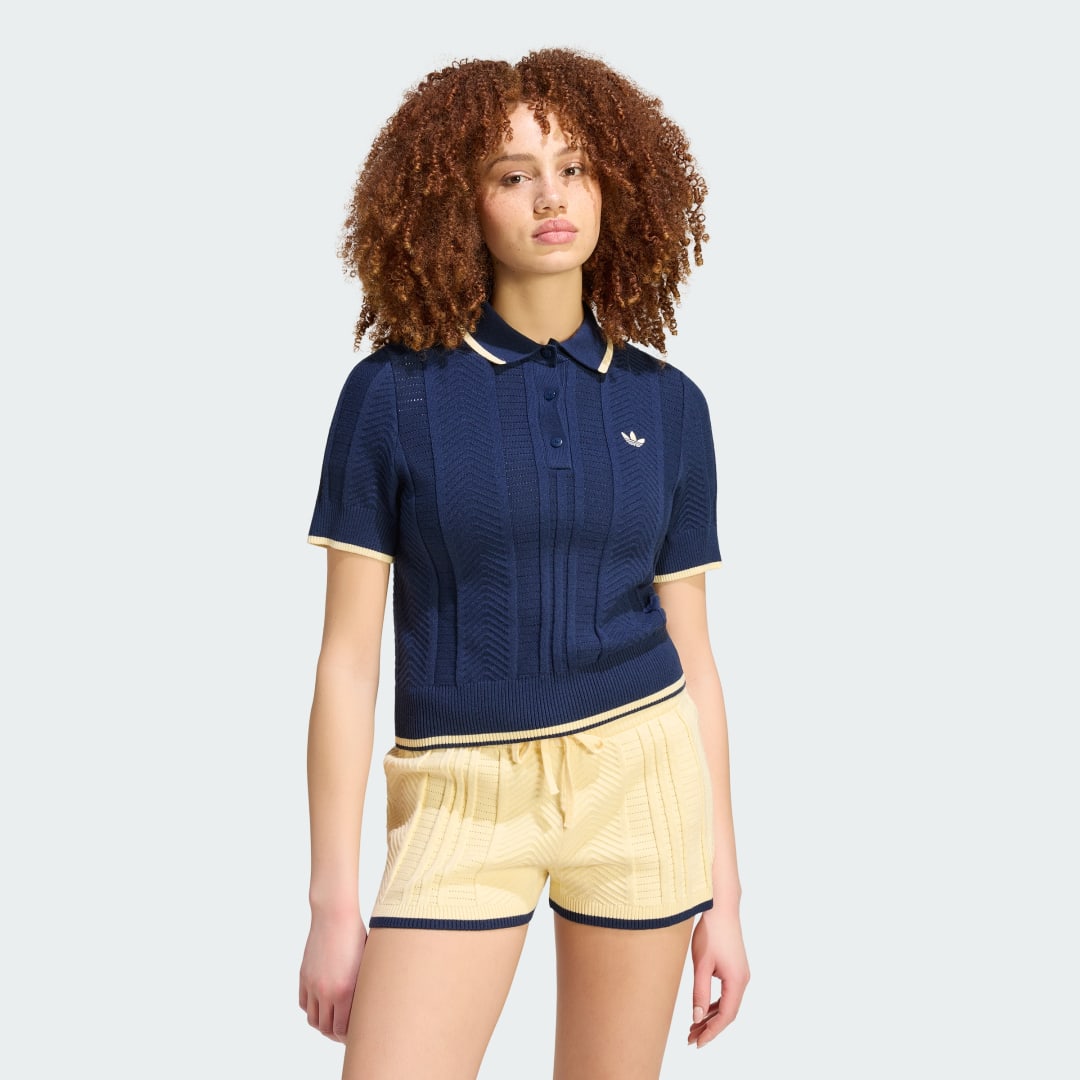 Detalle de POLO CABLE KNIT CALI de Adidas — polo técnico en color azul