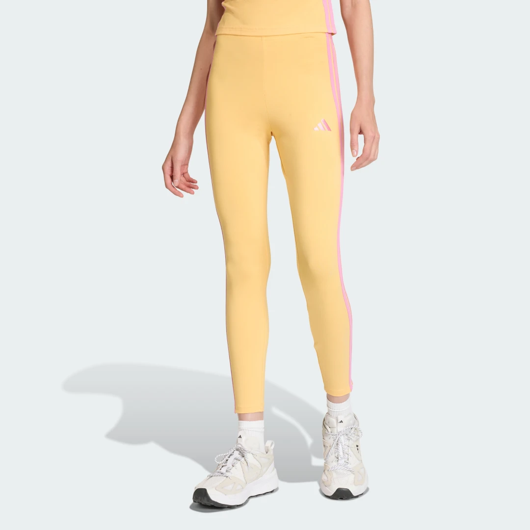 Detalle de Mallas Essentials Cotton 3 bandas de Adidas — confort y estilo en naranja