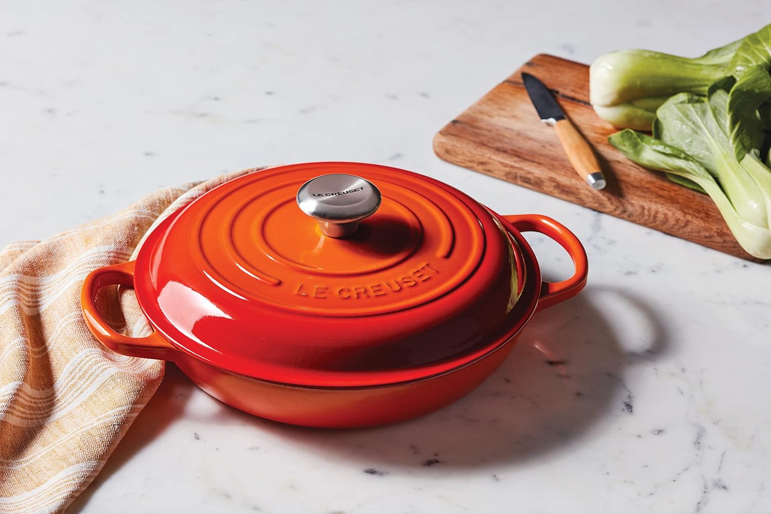 Thumbnail 5 de Le Creuset Signature Shallow Casserole/Braiser 26cm in Flame with SS Knob
