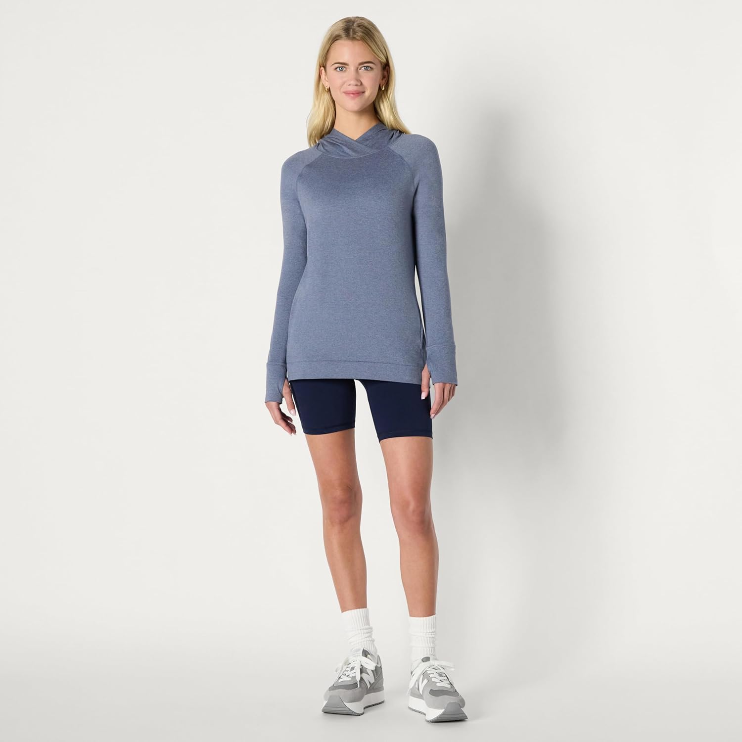 Thumbnail 4 de Amazon Essentials Women’s Athletic Soft Performance Lightweight Long-Sleeve Pullover Hoodie