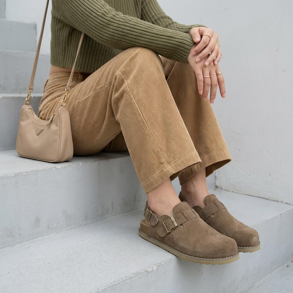 Detalle 2 de CUSHIONAIRE Brooklyn Suede Women’s Slides with Adjustable Buckles (Clog Mules)