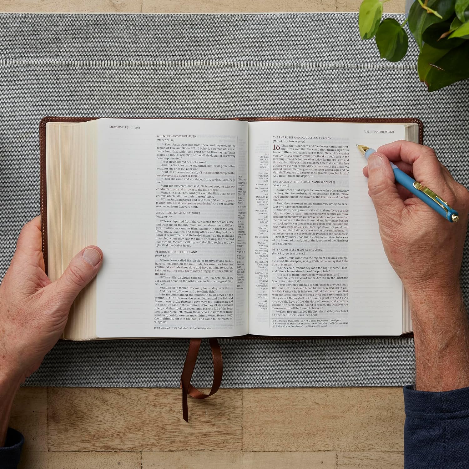 Detalle de Thomas Nelson NKJV Journal the Word Reference Bible, Brown Leathersoft, Red Letter