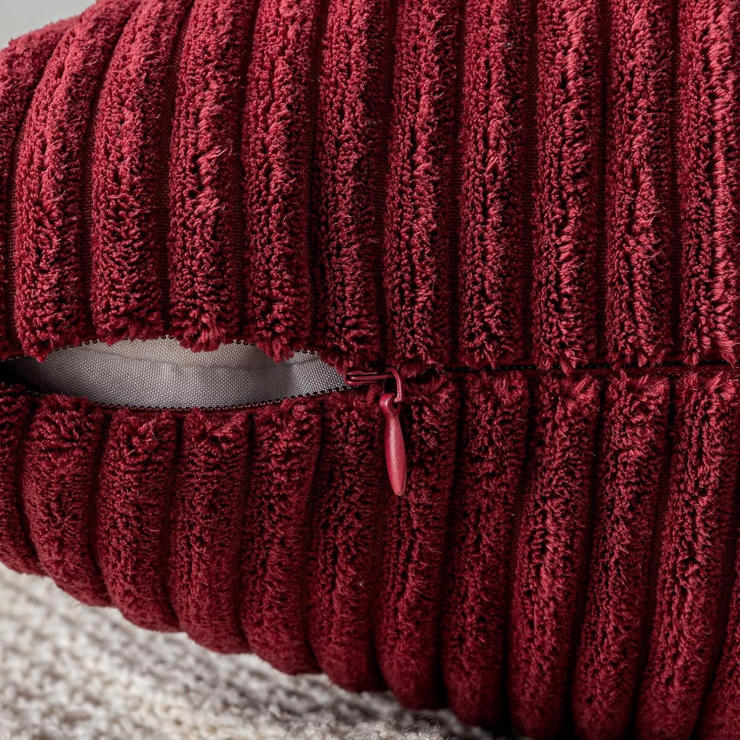 Detalle de EMEMA Kissenbezug Cord 30x50 cm, 2er Set, Weinrot – weiches Cordkissenbezug ohne Füllung