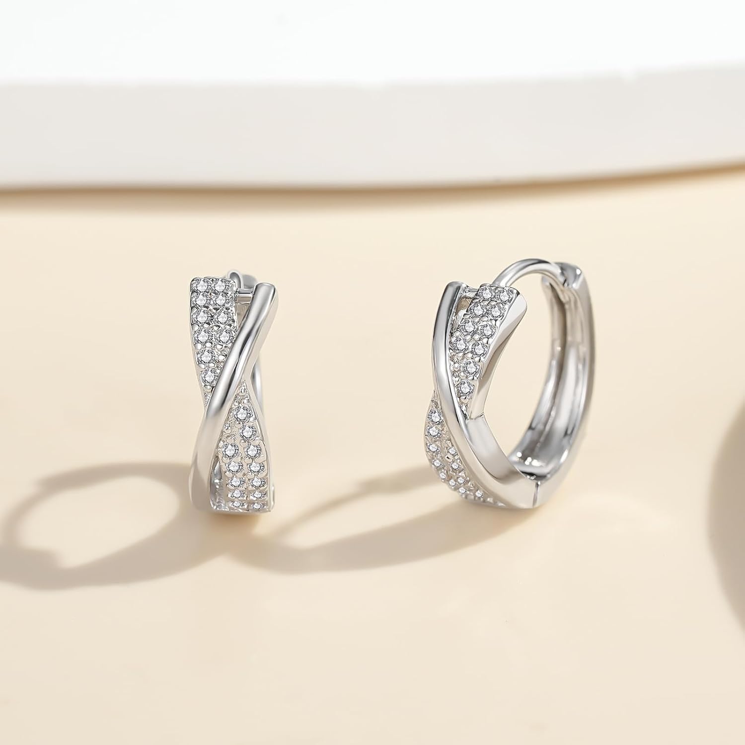 Thumbnail 2 de Loutade Creolen Silber 925 – Unendlichkeitszeichen, Cubic Zirkonia, hypoallergene Huggie-Kreolen (16 mm)