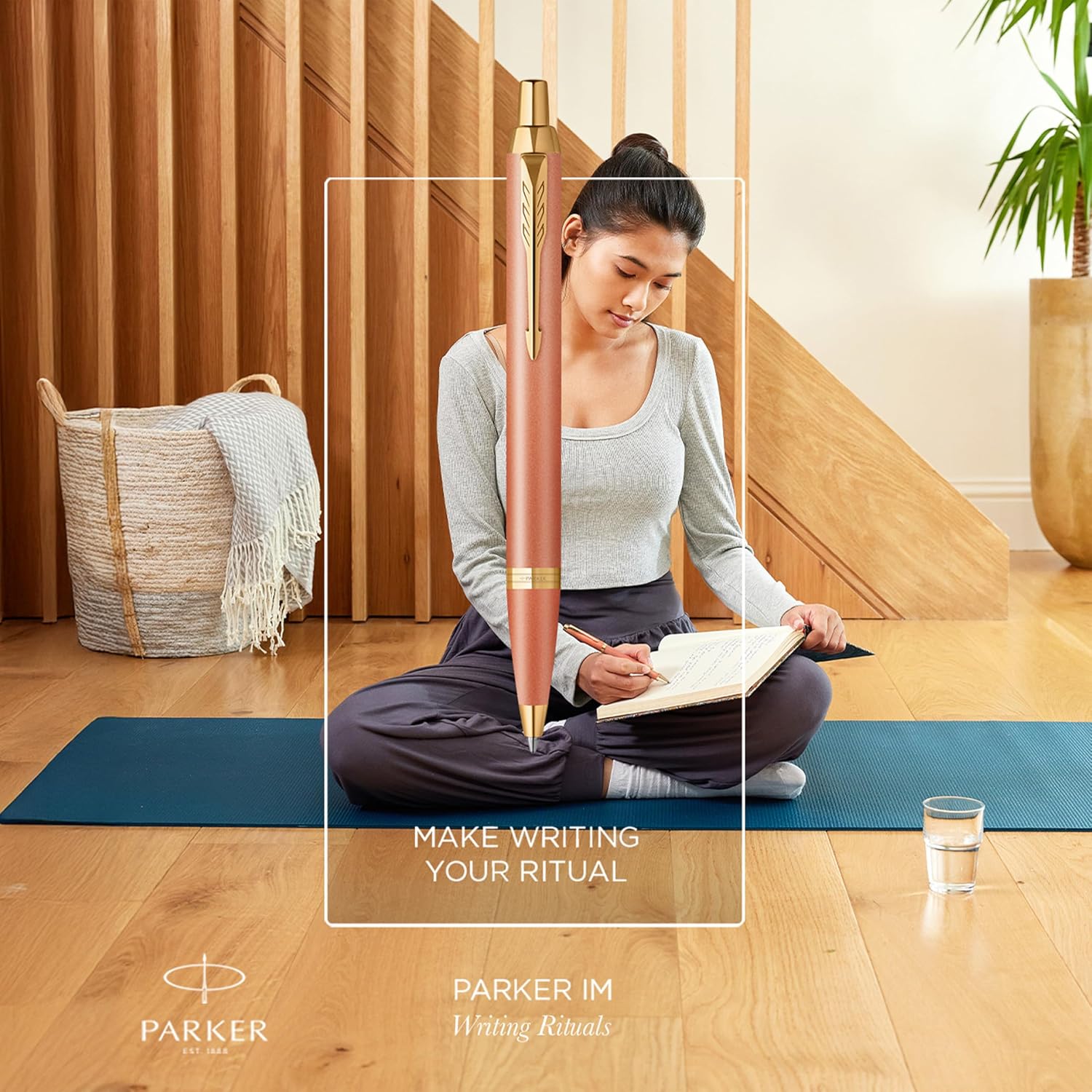 Detalle 2 de Parker IM Writing Rituals Penna a sfera – finitura arancione vivace con puntale dorato, punta media, inchiostro blu