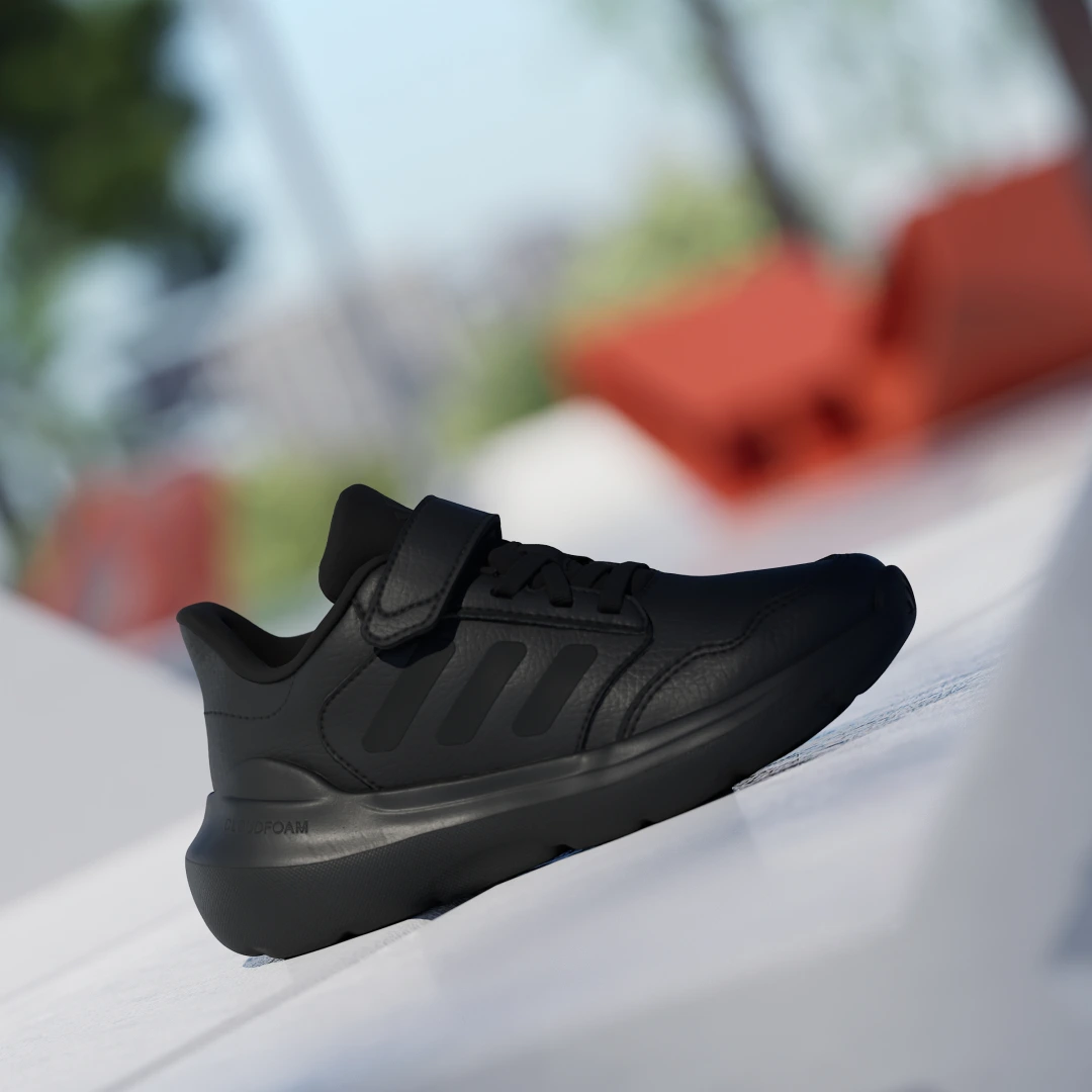 Detalle de Adidas Tensaur Run 3.0: zapatilla de running en negro para uso diario