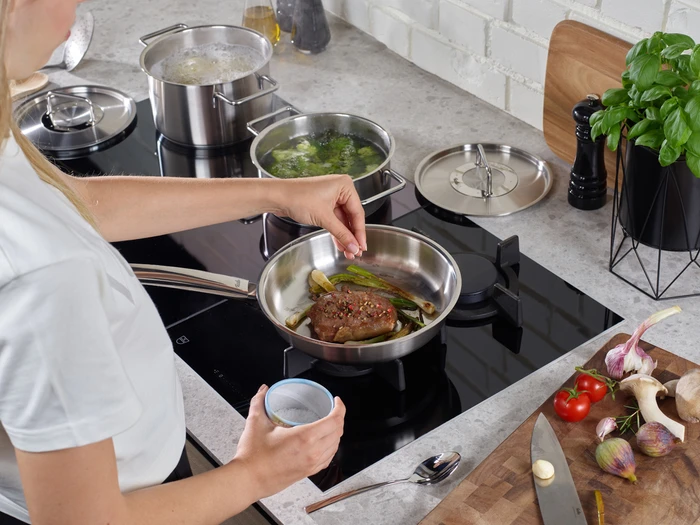 Thumbnail 5 de Fissler Pure Collection Bratpfanne 28 cm – für scharfes Anbraten und genaue Dosierung beim Kochen