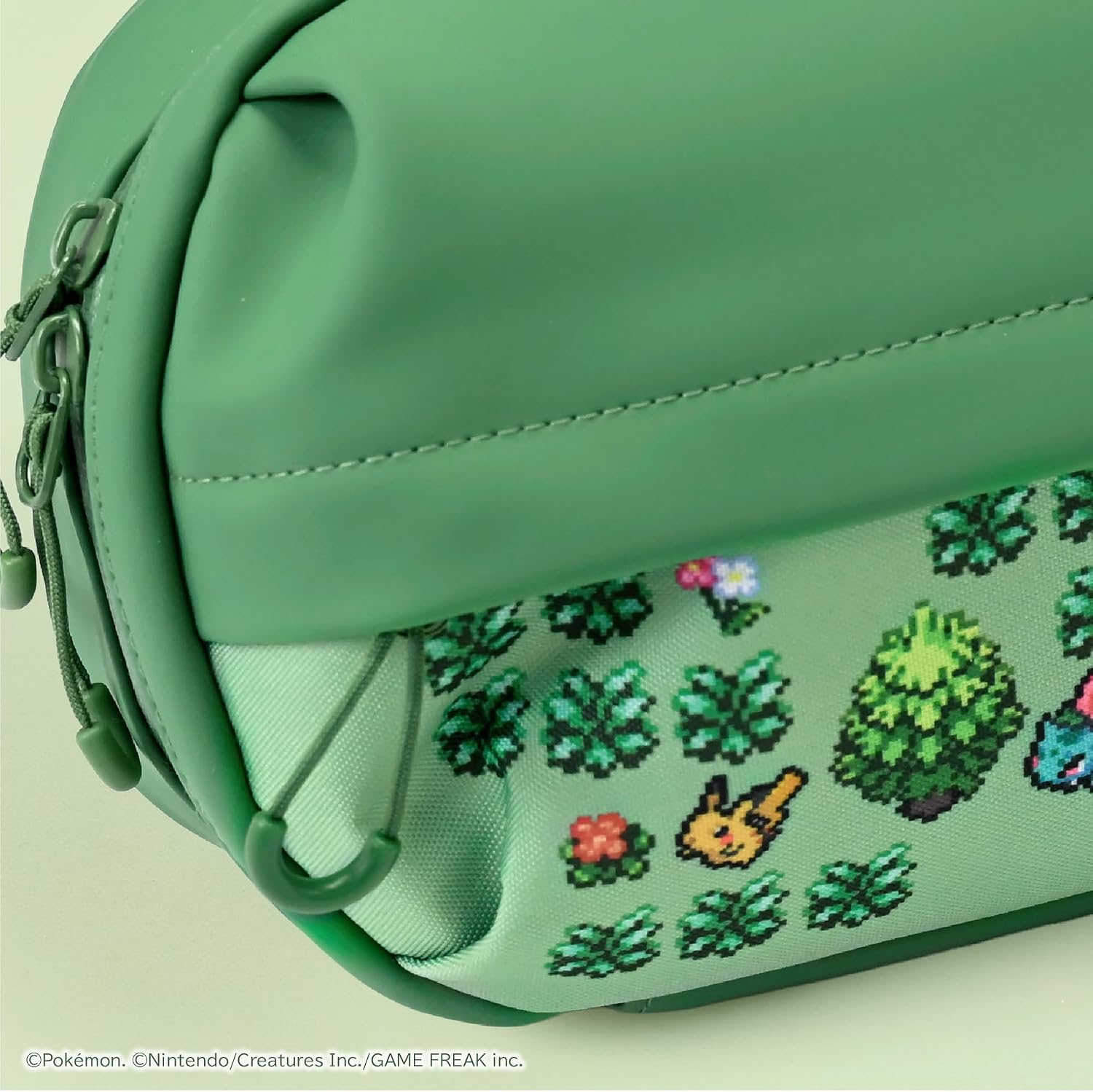 Detalle 2 de ポケモン ピクセル アートシリーズ ショルダーポーチ Pixel - 緑 -、Switch 2対応の2WAY仕様