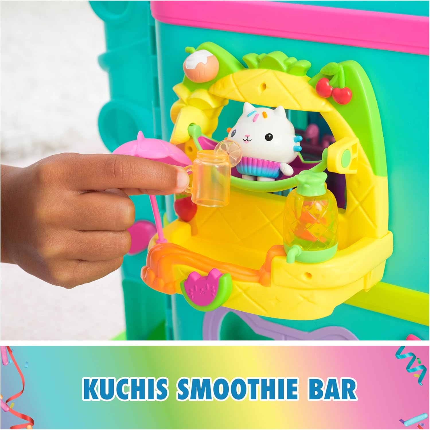 Detalle de DREAMWORKS Gabby’s Dollhouse – Balkon-Spielset Kuchis Saftbar, 8-teilig mit Kuchi-Figur