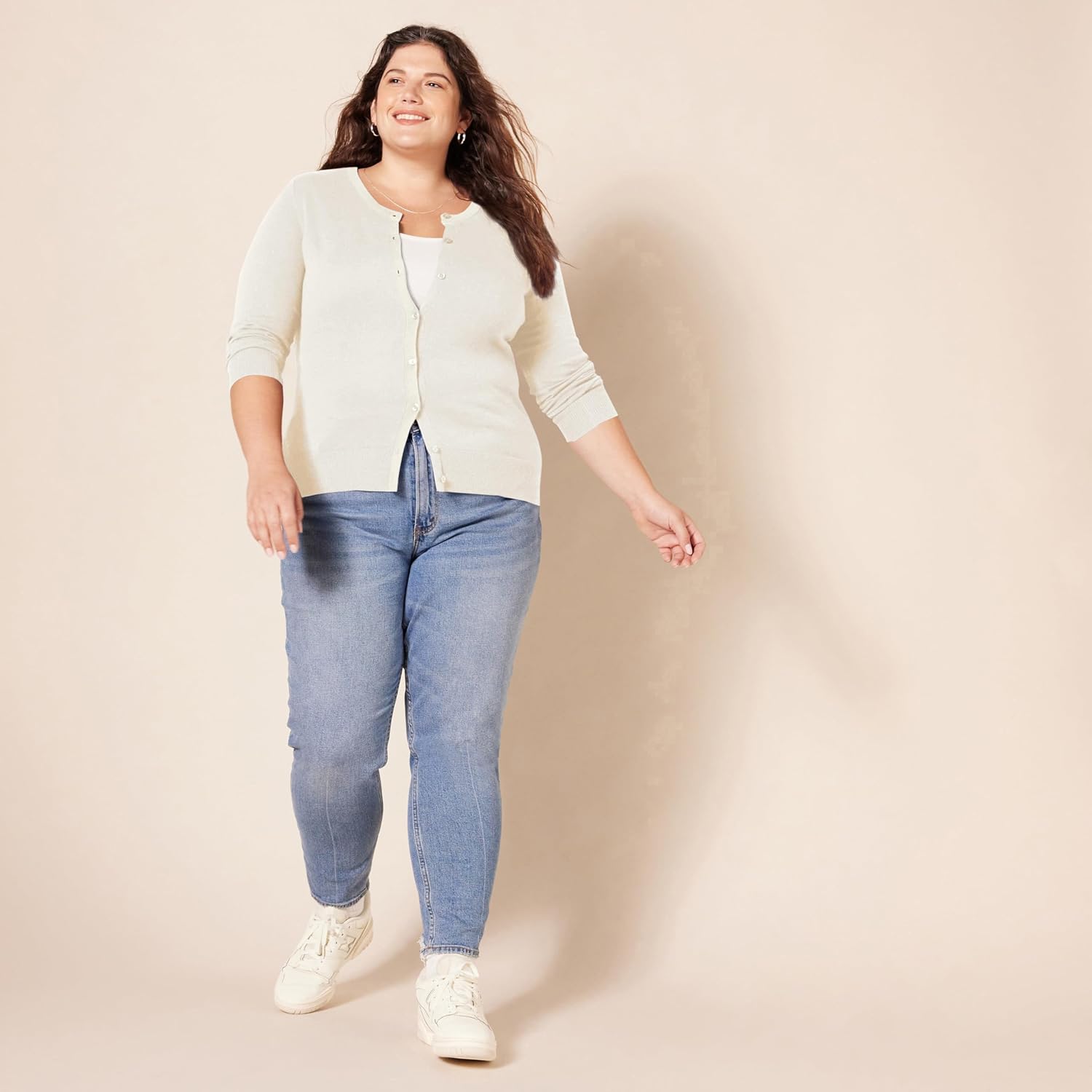 Thumbnail 6 de Amazon Essentials Damen leichte Rundhals-Strickjacke mit Knopfleiste (auch in Übergrößen)