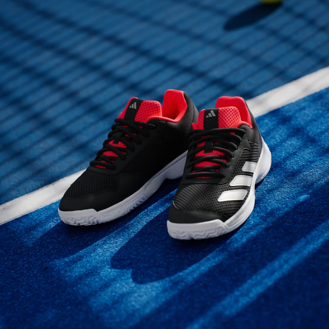 Detalle 2 de Adidas Zapatilla Courtflash Tennis (Niños) – confort y sujeción para peques en la pista