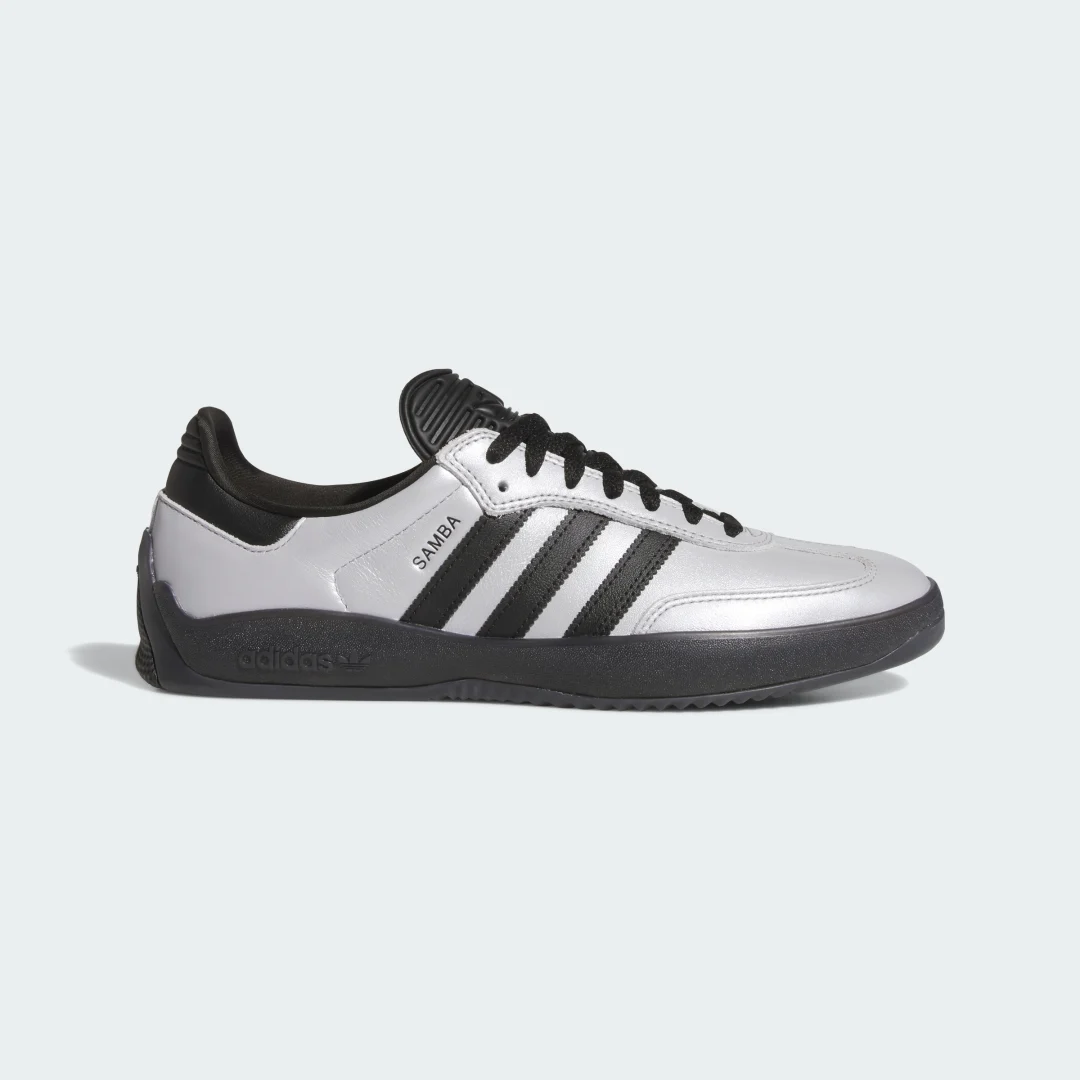 Detalle de Zapatilla Puig Samba de Adidas: estilo plateado para el día a día