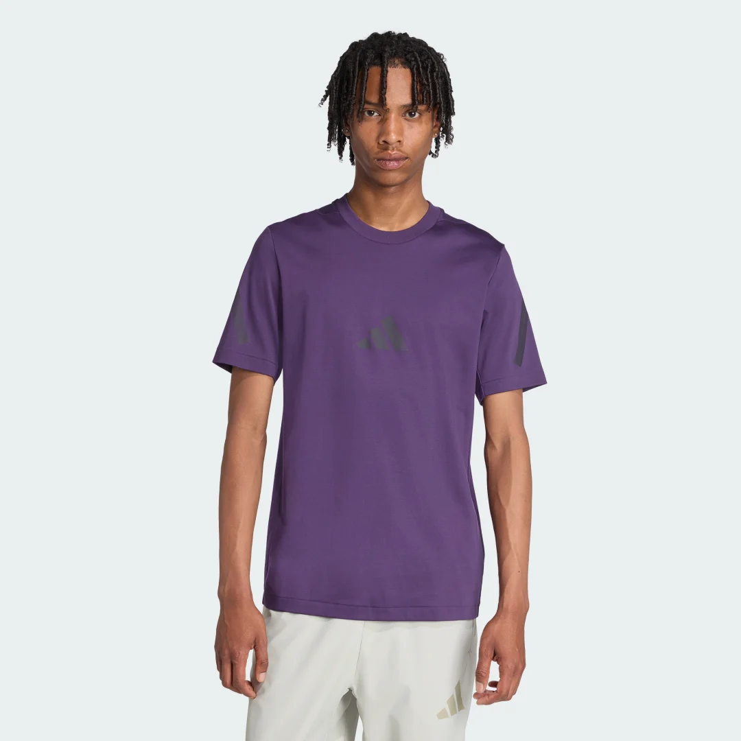 Detalle de Camiseta adidas Z.N.E. en color violeta