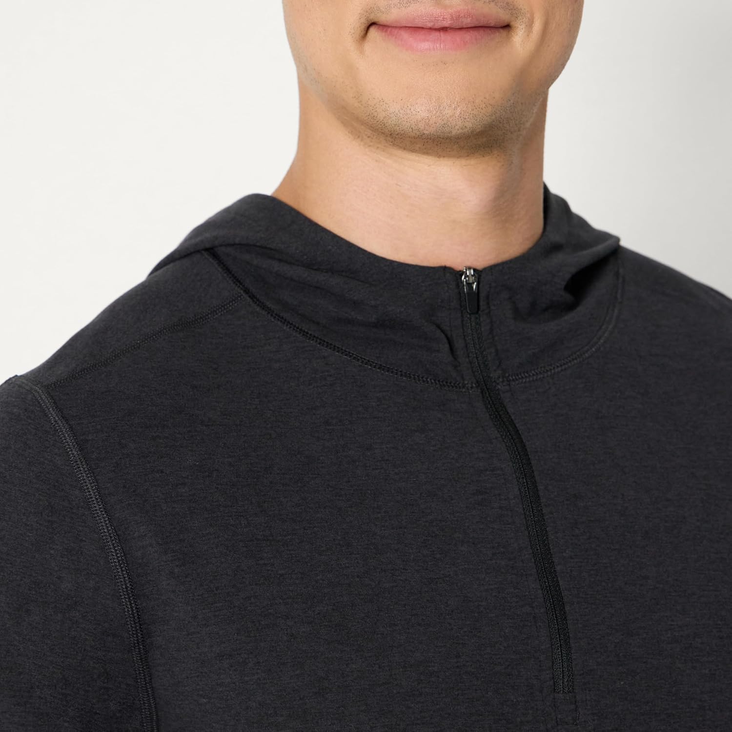 Detalle 2 de Amazon Essentials Men's Athletic Soft Performance Quarter-Zip Hoodie — Lightweight L