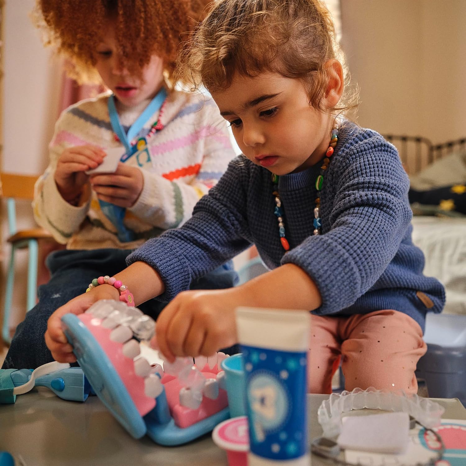 Detalle 2 de Melissa & Doug 8611 Super Smile Dentist Play Set 歯科医ごっこセット、25ピース・着脱式の歯付き