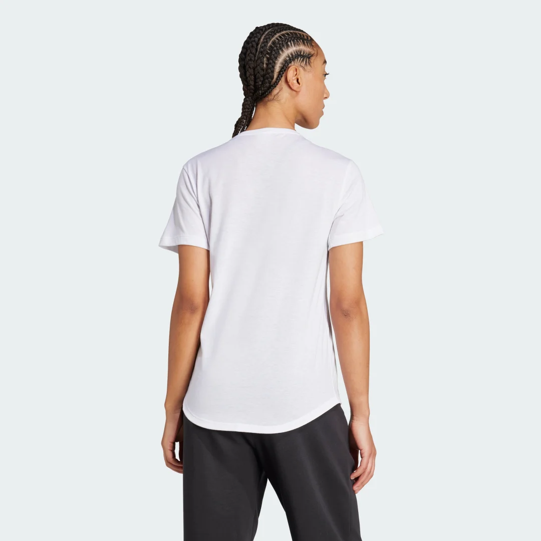 Detalle 2 de Camiseta Yoga Essentials de Adidas: blanco, cómoda y versátil para tus sesiones