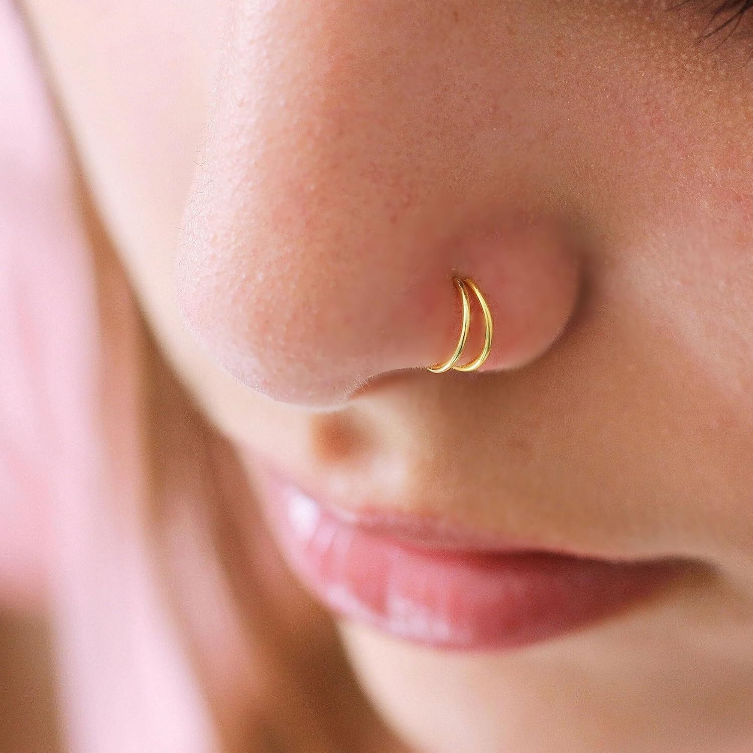 Detalle 2 de Qyalie cartilage hoop earrings, stainless steel