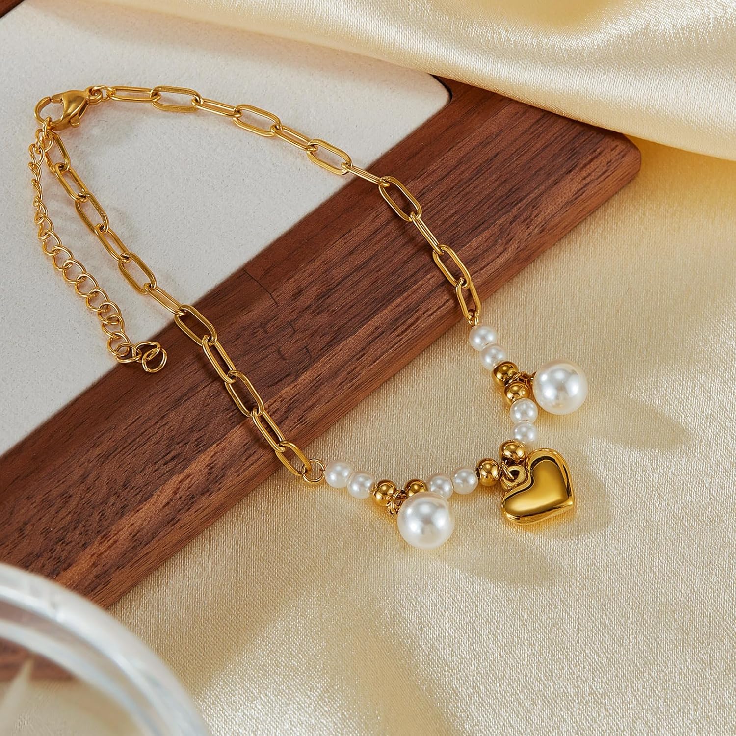Detalle de Josfeva Damen-Fußkettchen in Gold-Optik mit Perlen-Herz-Anhänger, doppelte verstellbare Kette