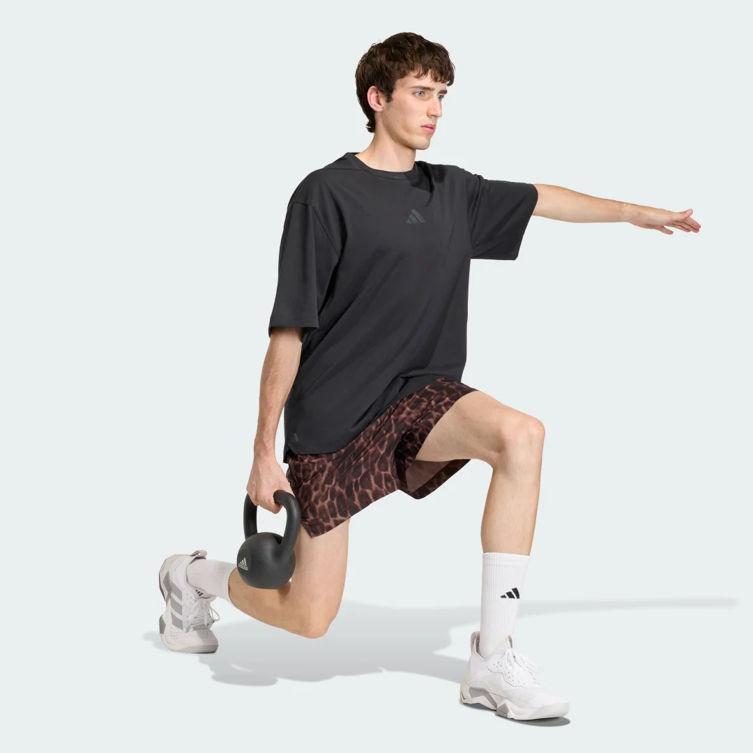 Detalle de Pantalón corto con estampado integral D4T PrimeLift de Adidas – Marrón