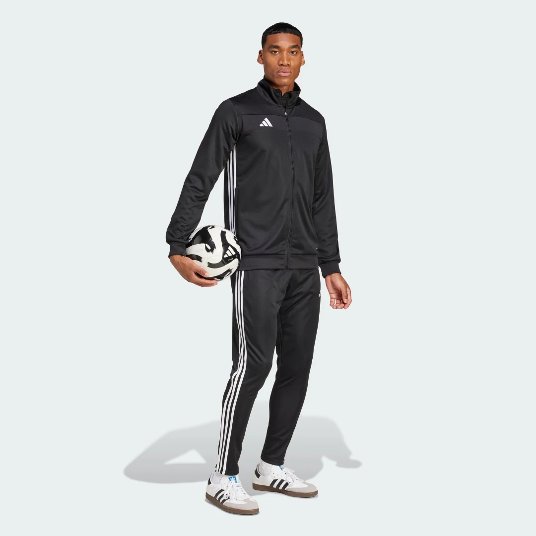 Detalle de Chándal Tiro 25 Essentials de Adidas: ¿vale la pena para entrenamiento y uso diario?